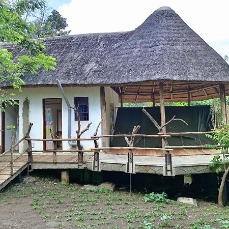 Chimpanzee Capital Safari Lodge Bigodi Екстер'єр фото