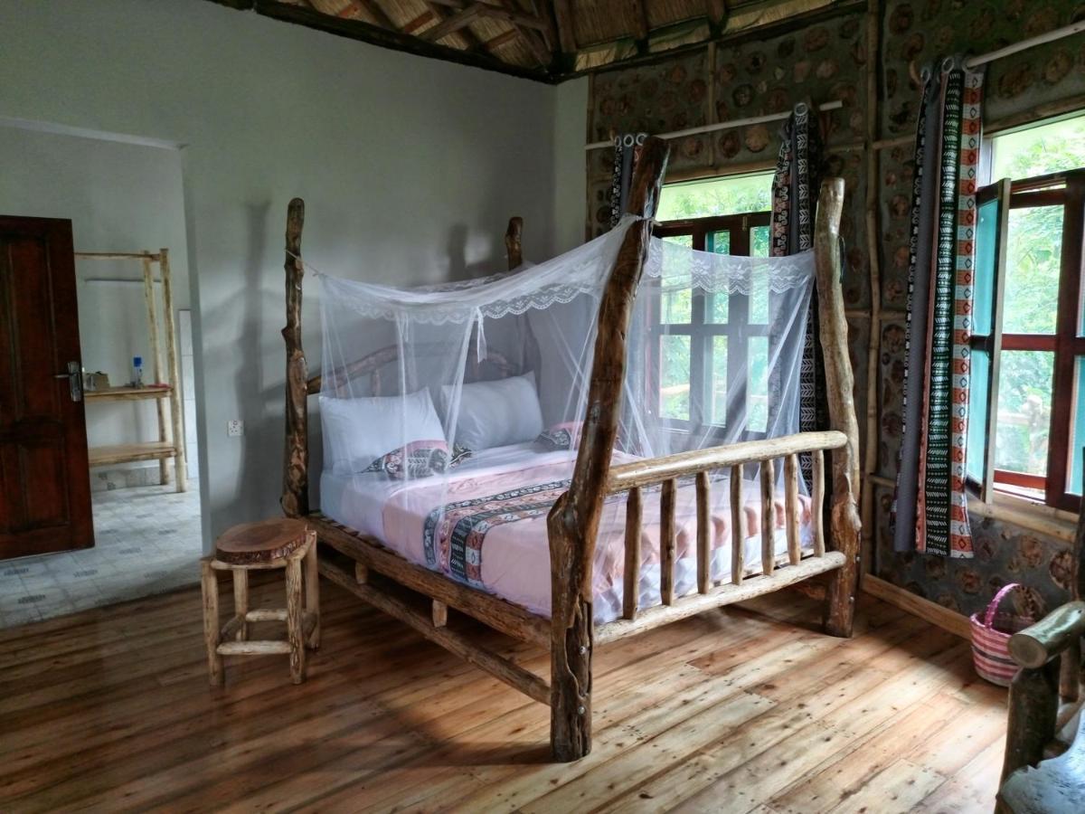 Chimpanzee Capital Safari Lodge Bigodi Екстер'єр фото