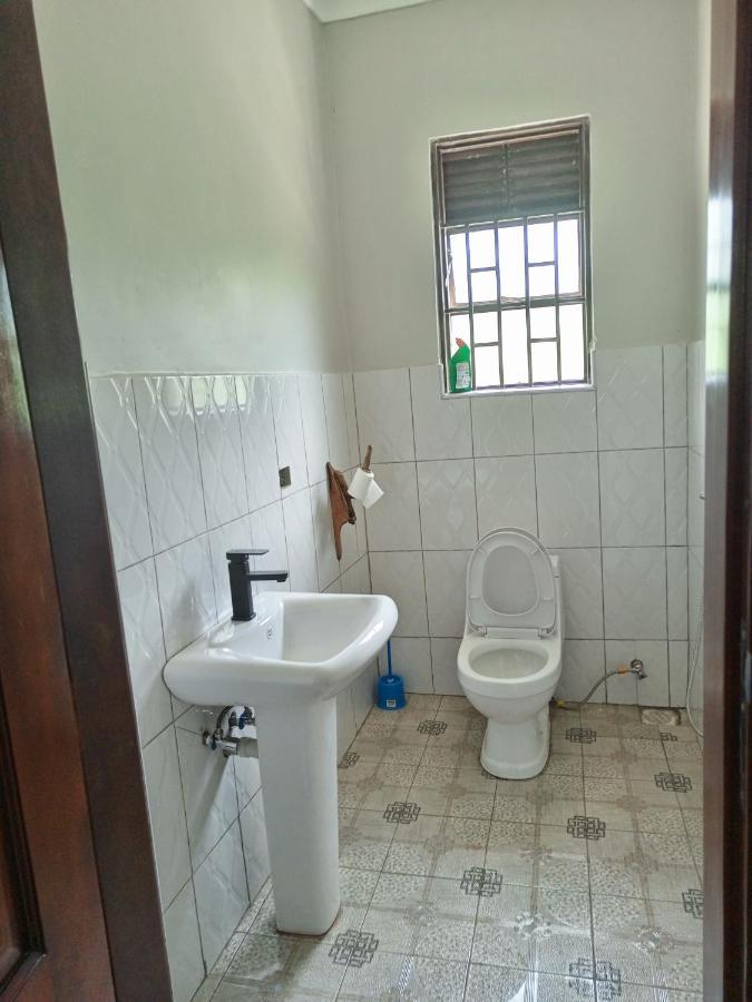 Chimpanzee Capital Safari Lodge Bigodi Екстер'єр фото
