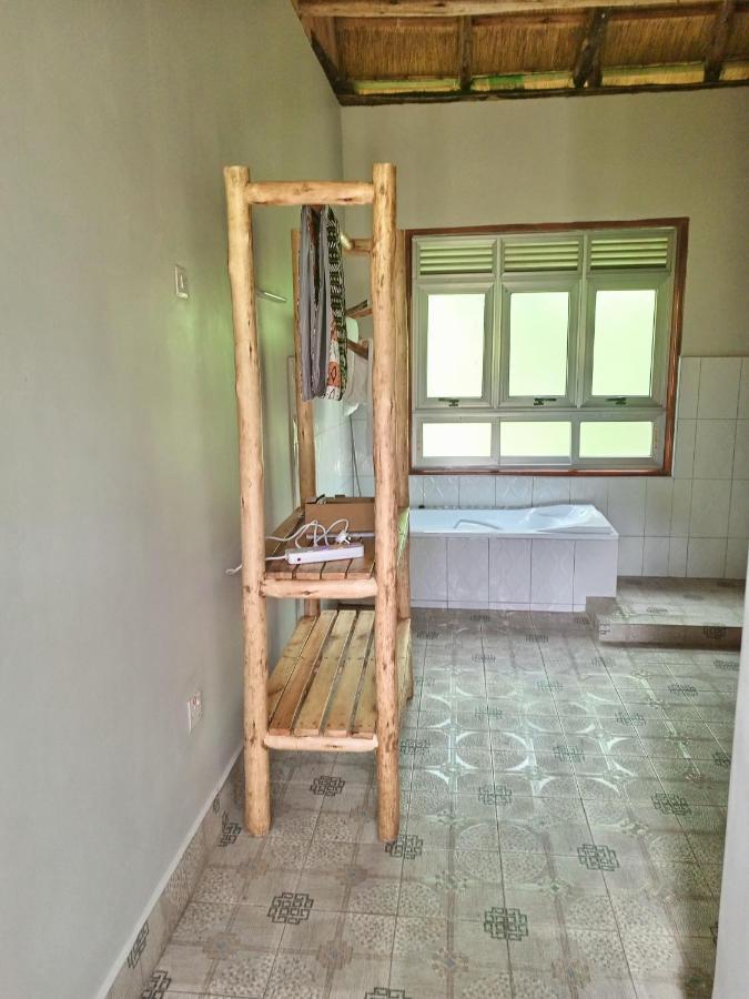 Chimpanzee Capital Safari Lodge Bigodi Екстер'єр фото