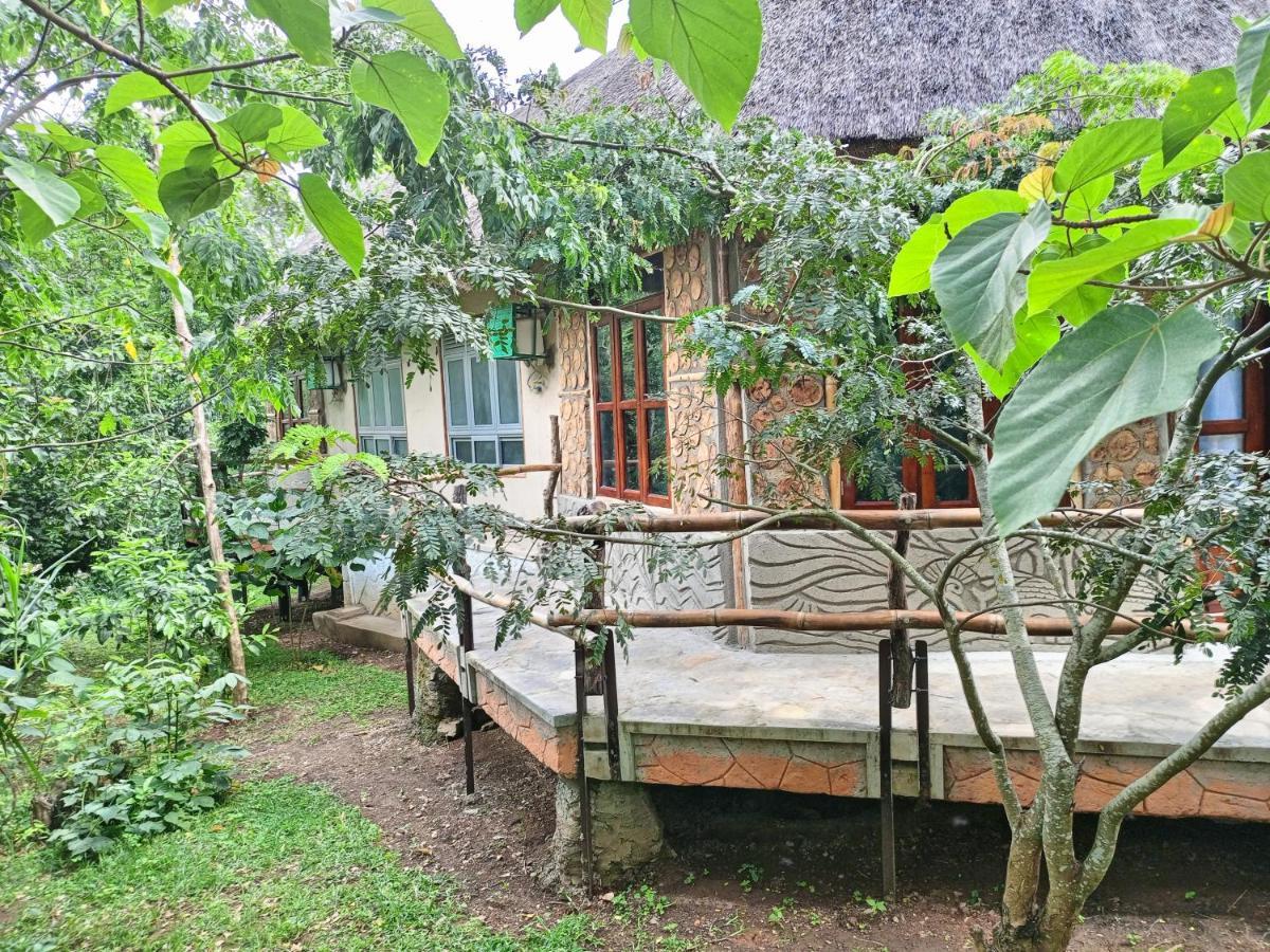 Chimpanzee Capital Safari Lodge Bigodi Екстер'єр фото